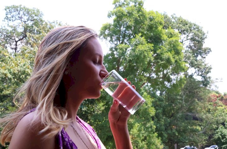 Não espere a sede apertar: beber água e alimentação leve ajudam a encarar o calorão em MS