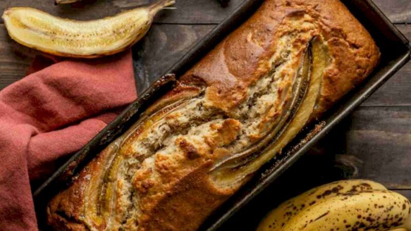 Faça bolo de banana com canela e garanta um lanche prático e delicioso