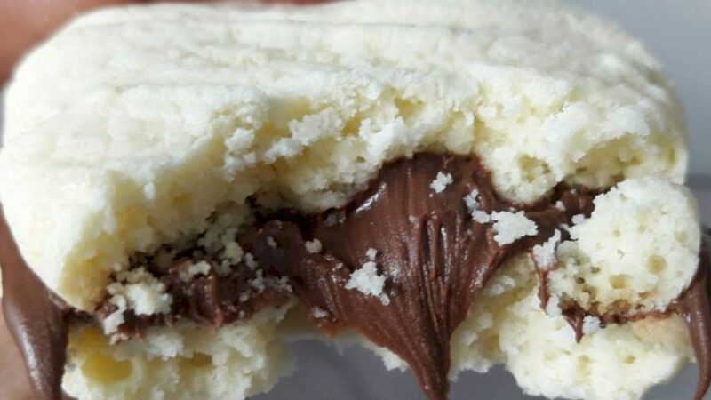 Biscoitinho de leite em pó recheado com Nutella desmancha na boca e a receita é muito fácil; confira