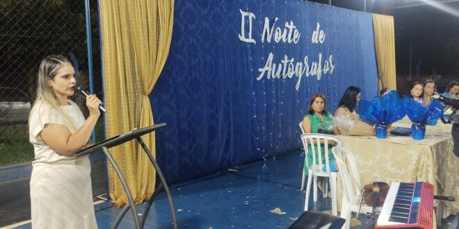 Escola Municipal Antônio Paulino realizou a II Noite de Autógrafos