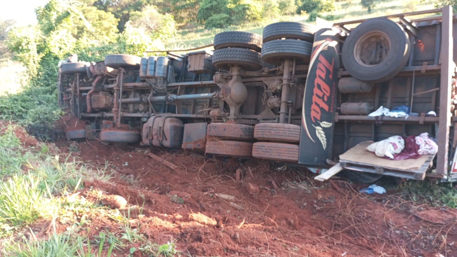 Caminhão carregado tomba na MS-112 a 34 quilômetros de Cassilândia