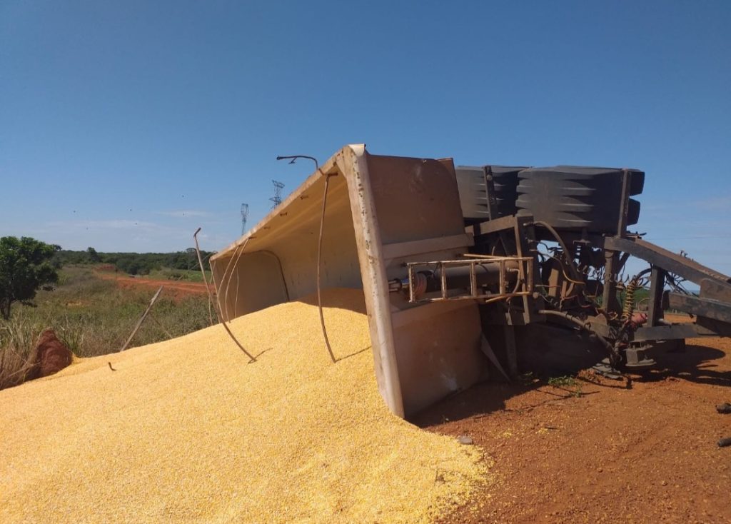 Carreta carregada com milho tomba a 30 quilômetros de Cassilândia