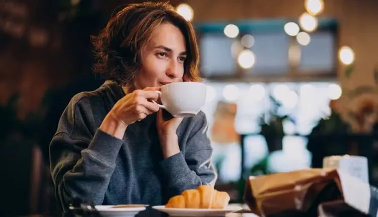 Por que você não deve tomar café antes das 9h30?