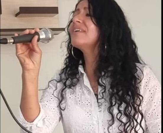 Cassilândia: Cantora cassilandense Elza Barbosa, uma bela voz na noite regional