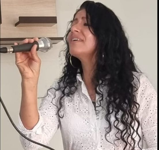 Cassilândia: Cantora cassilandense Elza Barbosa, uma bela voz na noite regional