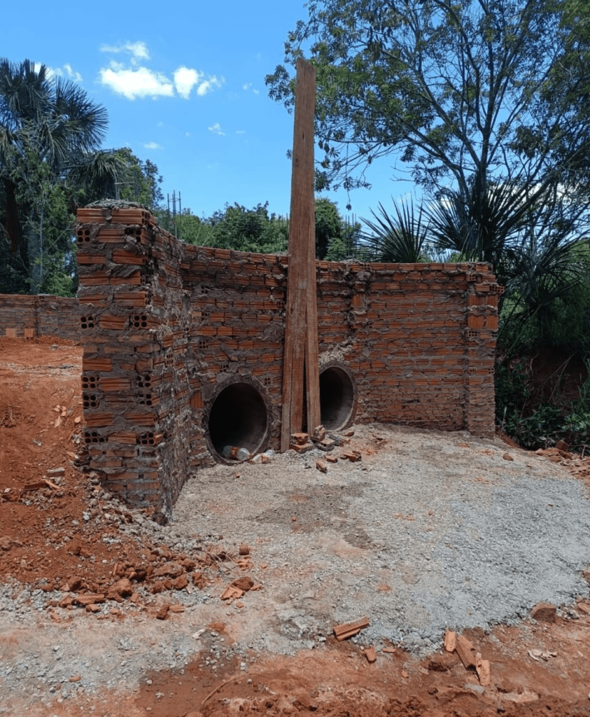 Prefeitura de Cassilândia substitui ponte de madeira por tubos de concreto