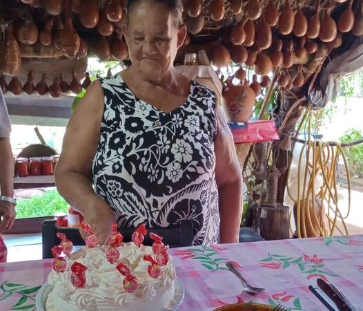 Genteee, olha quem está fazendo aniversário hoje: Maria Divina Rodrigues