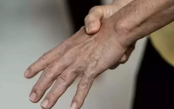 Formigamento nas mãos e pés (parestesia): causas e tratamentos