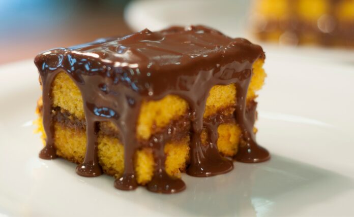 Aprenda a preparar o delicioso “Bolo de Cenoura com Calda de Chocolate”