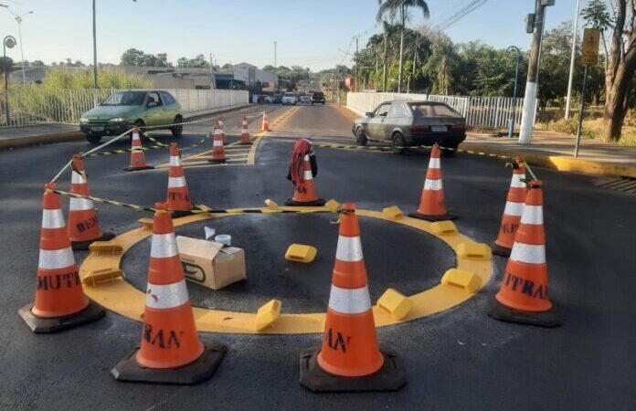 Cassilândia: Demutran implanta nova rotatória no centro