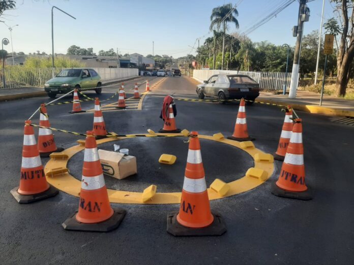 Cassilândia: Demutran implanta nova rotatória no centro