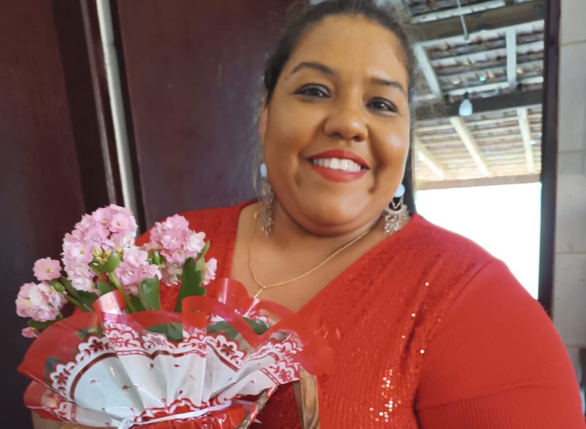 Genteee, Olha quem está fazendo aniversário hoje… Cantora e professora Amanda Lívia