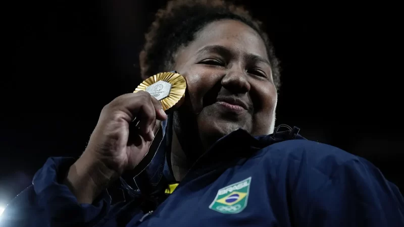 Bia Souza bilha no judô e garante primeira medalha de ouro do Brasil nas Olimpíadas de Paris