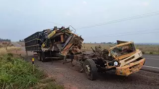 Cassilândia: Motorista cassilandense se envolve em choque entre caminhão e carreta parada sem sinalização