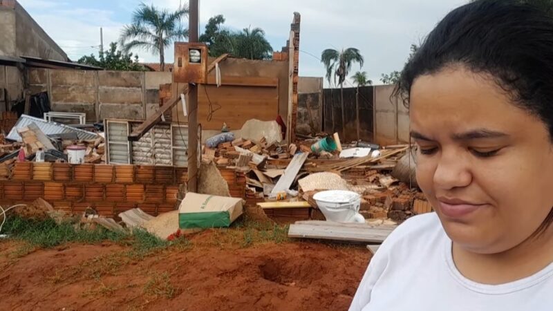 Cassilândia : Vento forte derruba casa e moradora precisa de ajuda em Cassilândia. Faça o Pix (67) 98113-9518 para Fabiana Ferreira da Silva