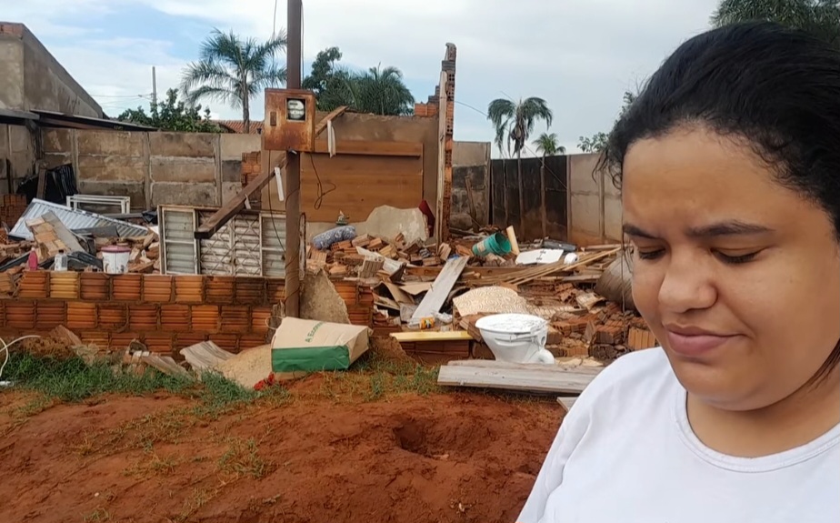 Cassilândia : Vento forte derruba casa e moradora precisa de ajuda em Cassilândia. Faça o Pix (67) 98113-9518 para Fabiana Ferreira da Silva