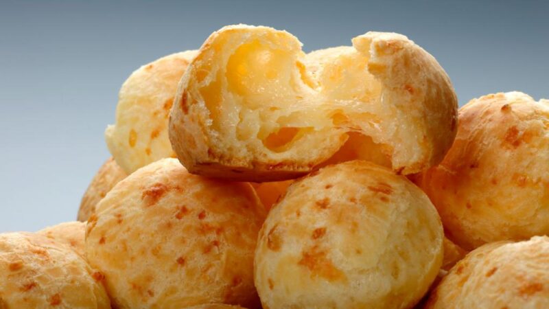 Pão de queijo é tudo igual? Saiba a diferença do polvilho azedo e do polvilho doce na receita