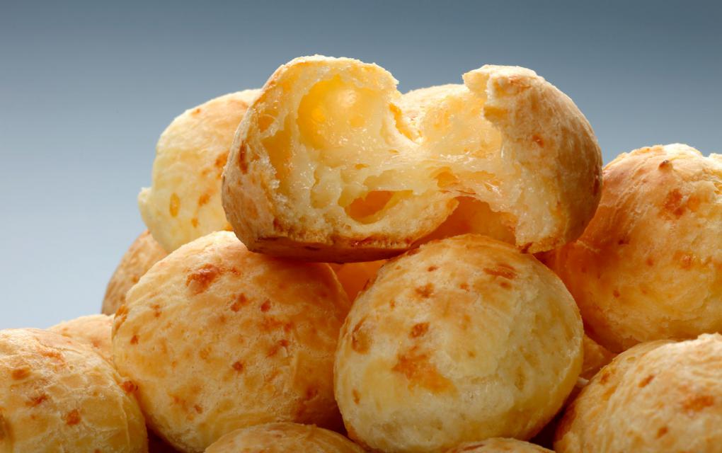 Pão de queijo é tudo igual? Saiba a diferença do polvilho azedo e do polvilho doce na receita