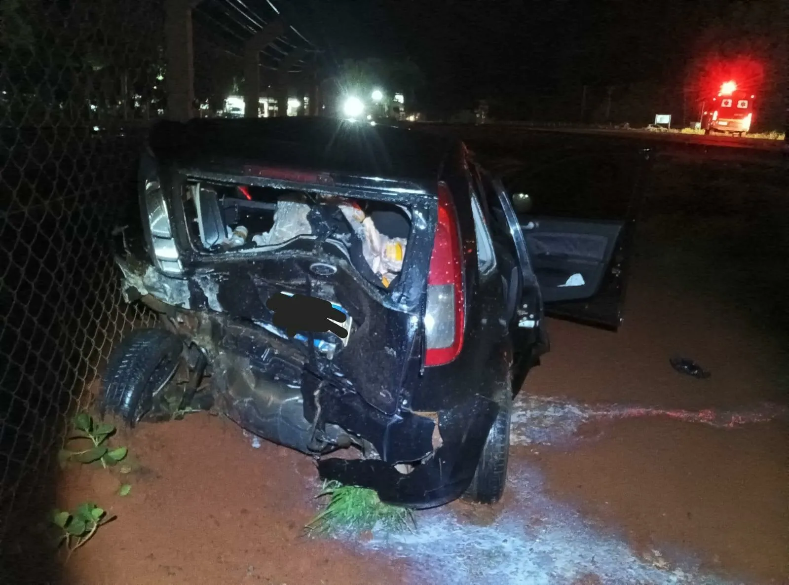 Colisão na rodovia entre Cassilândia e Chapadão deixa carro destruído e três feridos