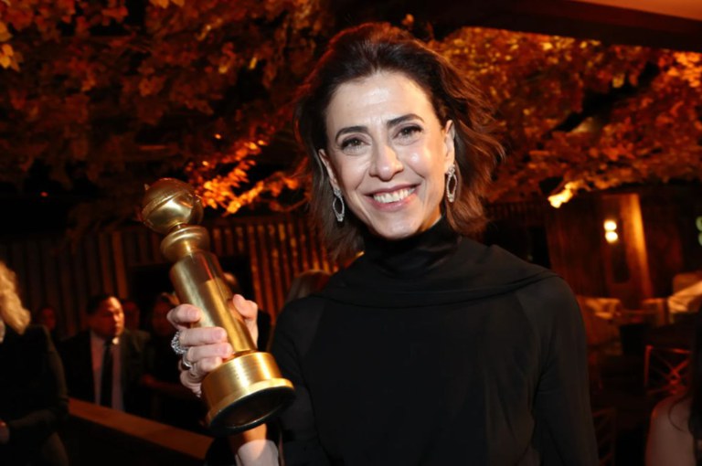 Atriz Fernanda Torres faz história ao vencer o Globo de Ouro por ‘Ainda Estou Aqui’