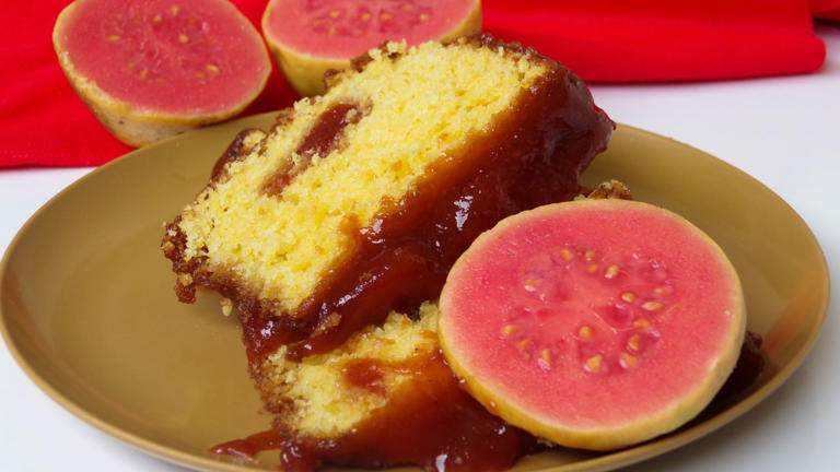 Bolo de fubá com goiabada: receita fácil para acompanhar um café quentinho