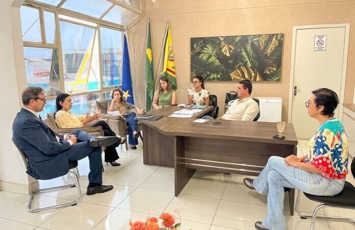 Prefeito Rodrigo firma compromisso de implementar a Sala Lilás na delegacia de Cassilândia