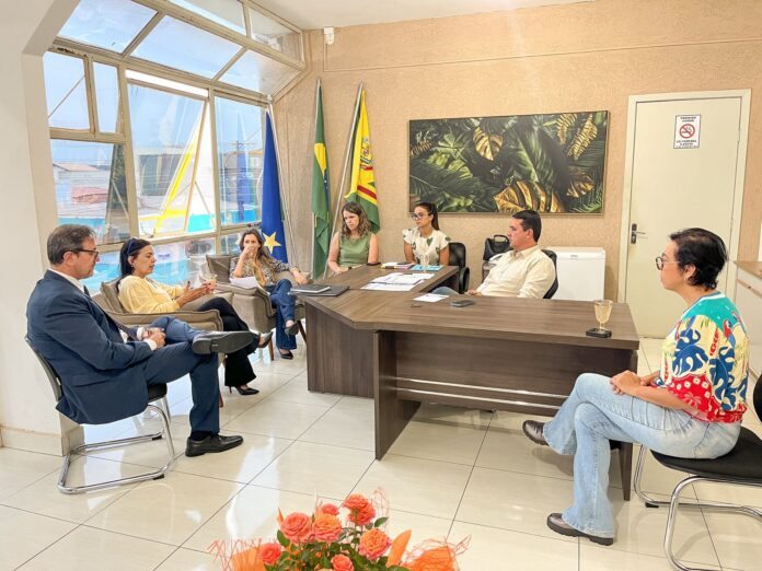 Prefeito Rodrigo firma compromisso de implementar a Sala Lilás na delegacia de Cassilândia