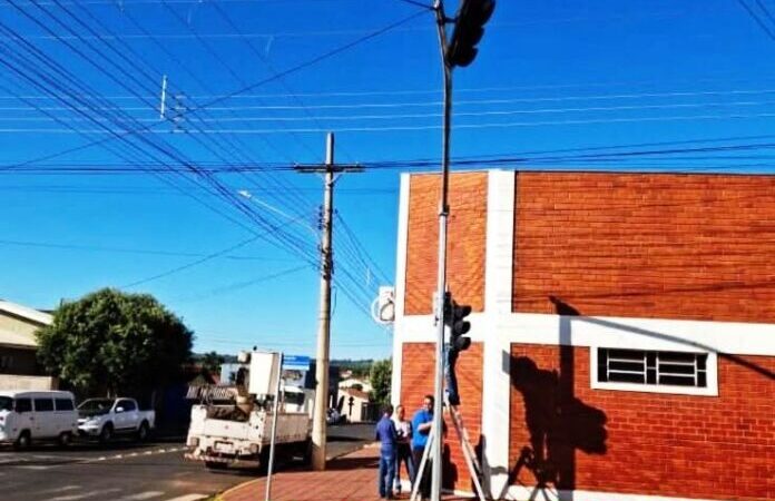 Prefeitura realiza manutenção em semáforo na Vila Pernambuco