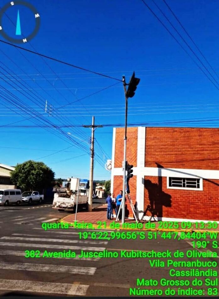 Prefeitura realiza manutenção em semáforo na Vila Pernambuco