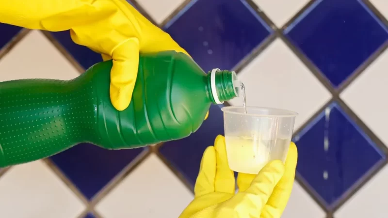 Vai limpar a casa? Nunca misture água sanitária e álcool; professores explicam por quê