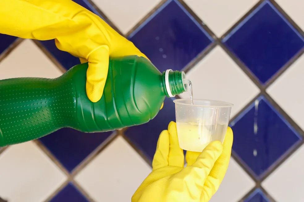 Vai limpar a casa? Nunca misture água sanitária e álcool; professores explicam por quê