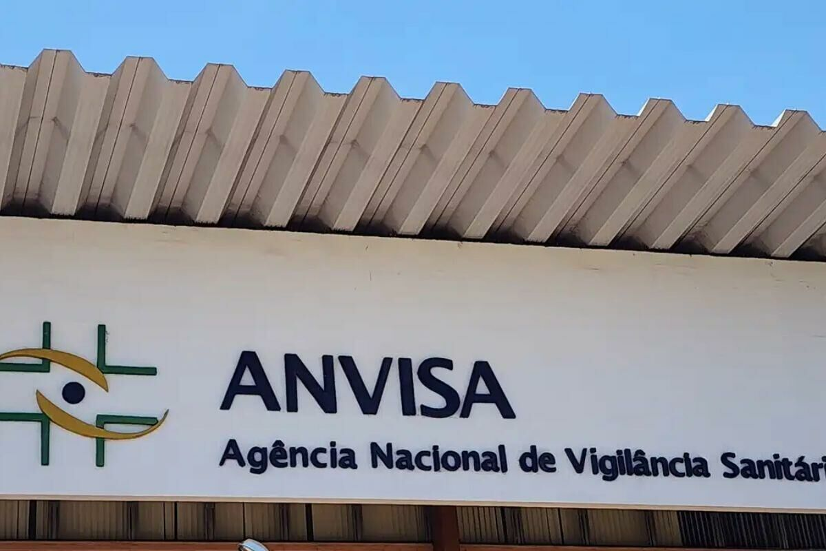 Anvisa alerta para riscos de alisantes com formol e outras substâncias proibidas