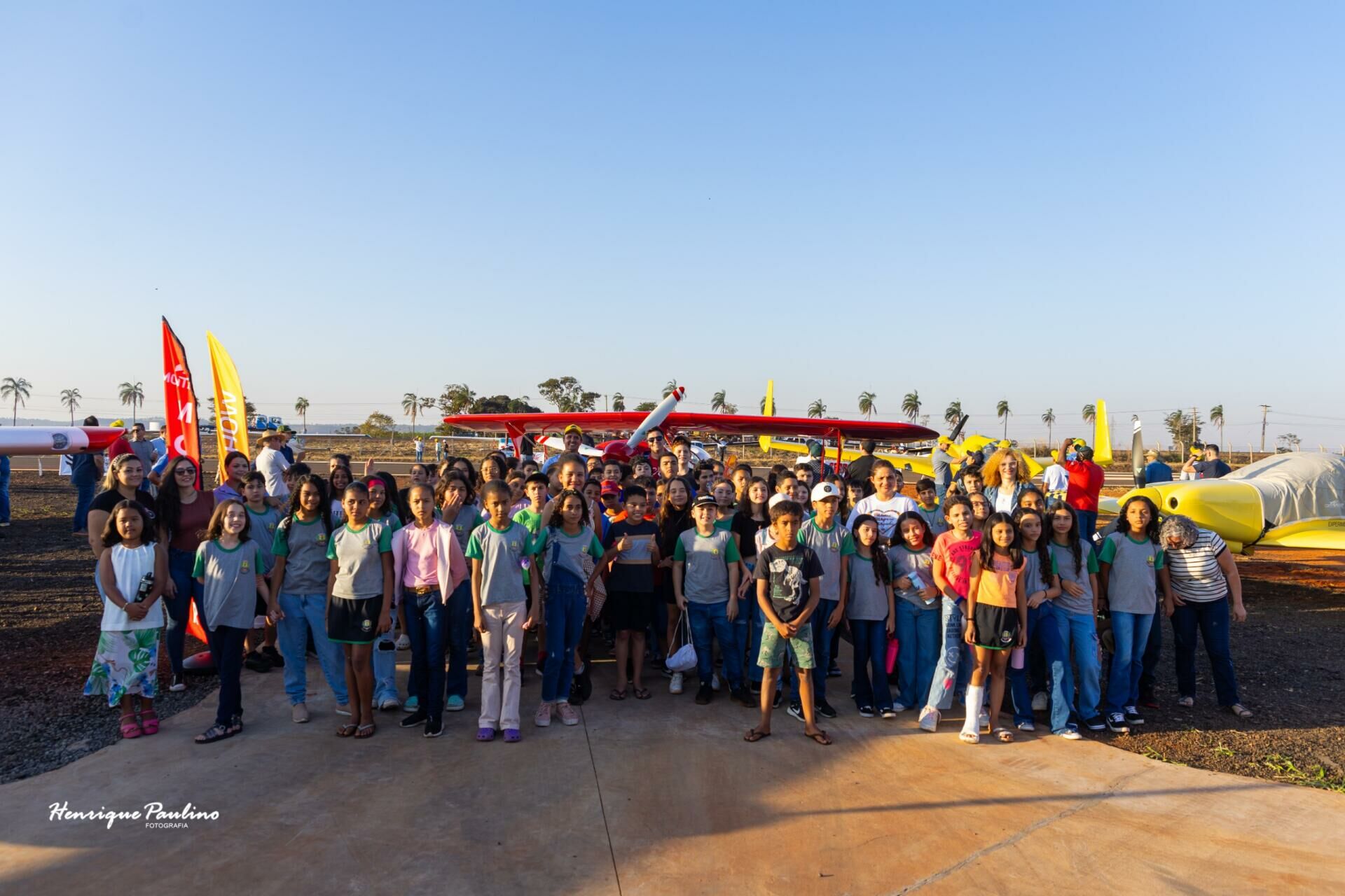 Crianças da rede municipal de Cassilândia têm dia inesquecível durante o 3º AeroShow com espetáculo de manobras radicais