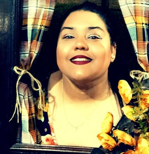 Genteee, Olha quem está fazendo aniversário hoje… Cantora e professora Amanda Lívia