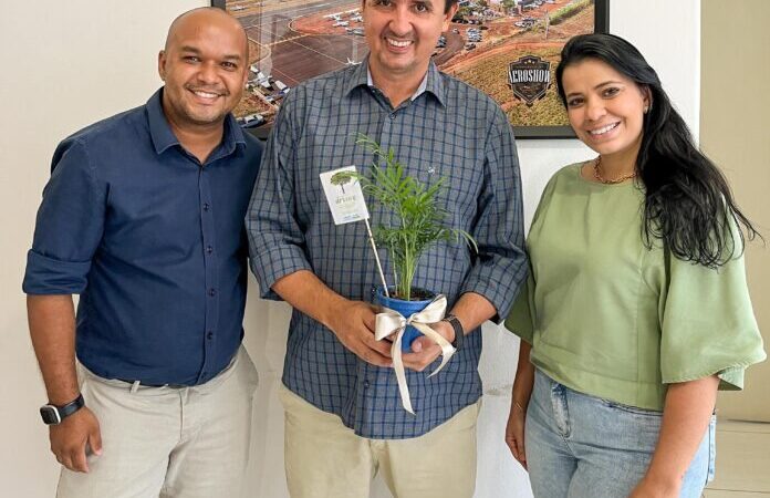 Secretário do SEDEMA e Diretora de Meio Ambiente entregam mudas de Chamaedorea