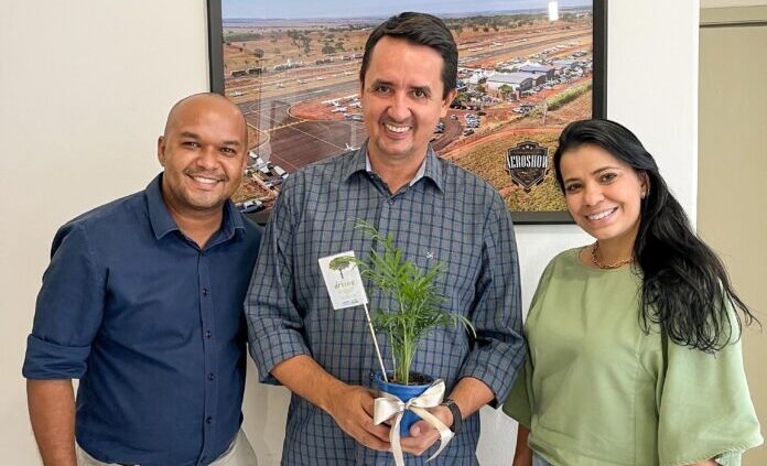 Secretário do SEDEMA e Diretora de Meio Ambiente entregam mudas de Chamaedorea