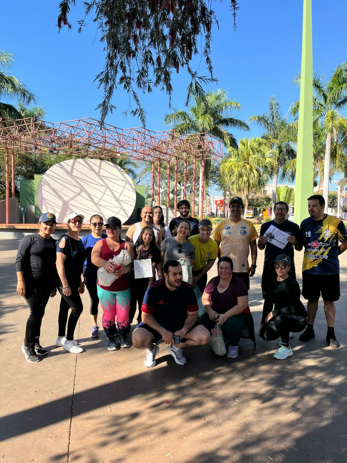 Servidores municipais participam de caminhada de 5 km focada em saúde e bem-estar em Cassilândia; Veja fotos