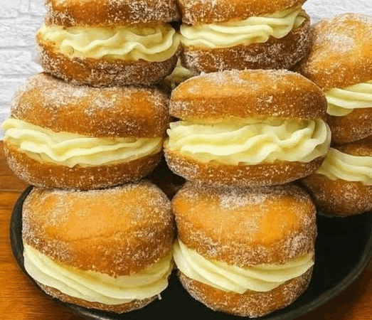 Sonhos Recheados com Creme Confeiteiro