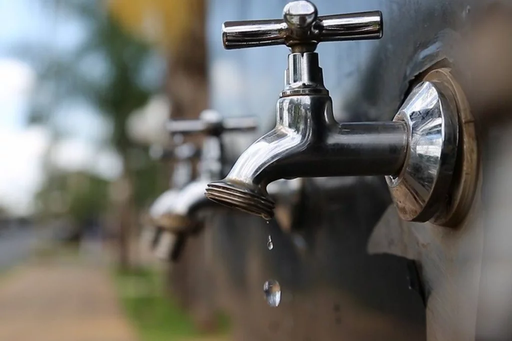 Rompimento de rede interrompe abastecimento de água em bairros de Cassilândia; reparo deve durar 2 horas