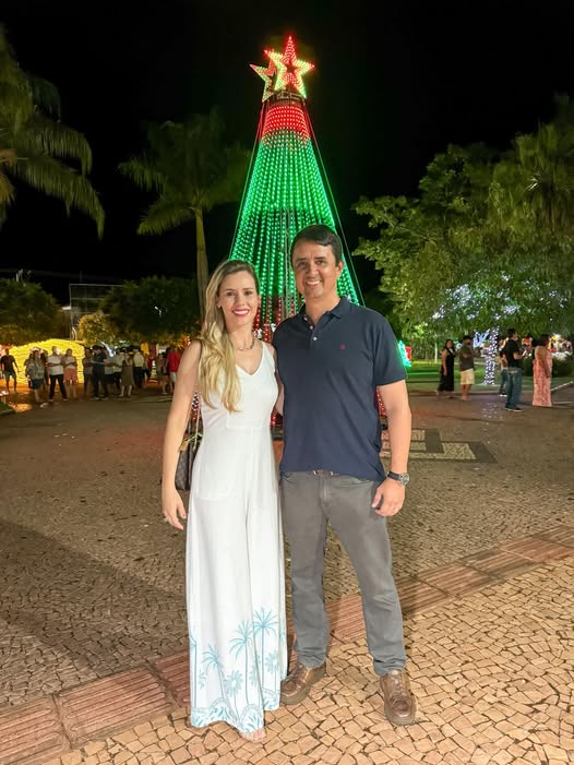 Prefeito Rodrigo Freitas realiza contagem regressiva e acende luzes do Natal Encantado na Praça São José