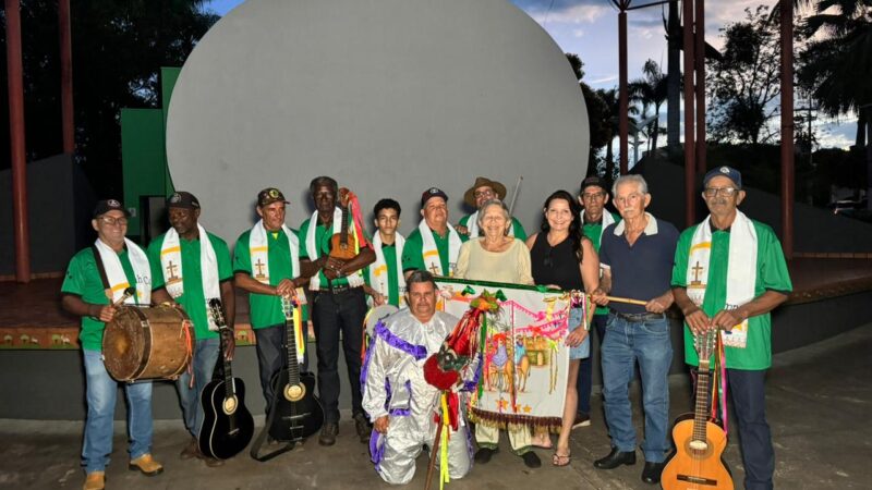 Folia de Reis emociona público e resgata tradições no Natal Encantado em Cassilândia
