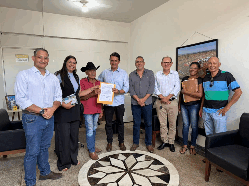 Prefeitura avança na regularização de imóveis e entrega novas escrituras às famílias