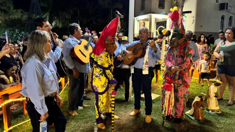 Tradição e Emoção: Folia de Reis Encanta em Cassilândia e marca encerramento do Natal Encantado em Cassilândia