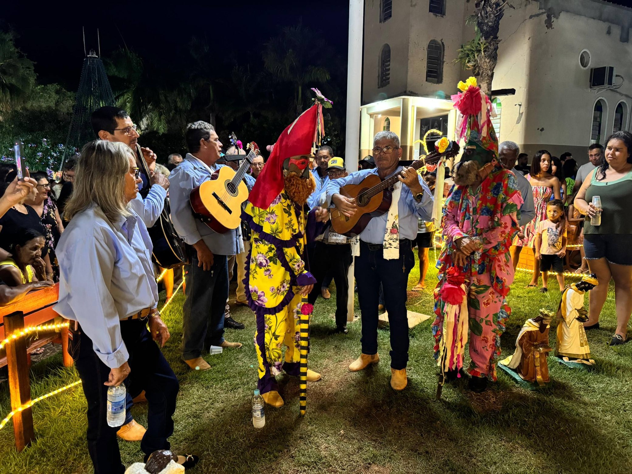 Tradição e Emoção: Folia de Reis Encanta em Cassilândia e marca encerramento do Natal Encantado em Cassilândia