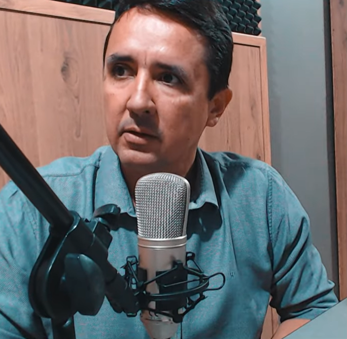 Prefeito Rodrigo esclarece salários da Educação e anuncia concurso público geral para 2026