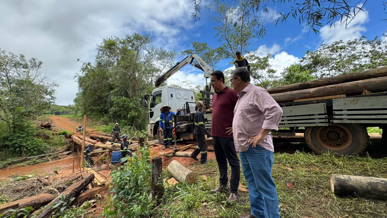 Prefeito Rodrigo Freitas acompanha reconstrução de ponte na região do Cedro