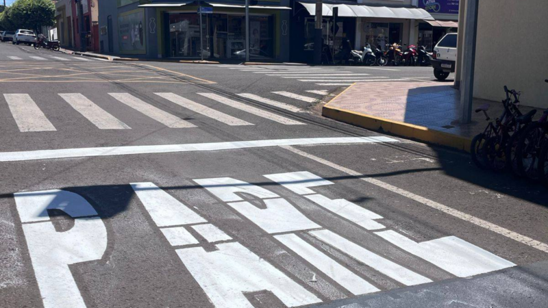  DEMUTRAN reforça sinalização em cruzamento central e pede atenção redobrada