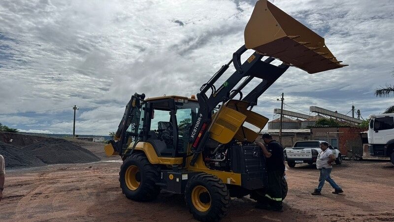 Cassilândia recebe nova retroescavadeira e reforça estrutura para serviços urbanos