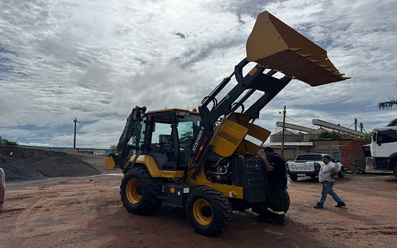 Cassilândia recebe nova retroescavadeira e reforça estrutura para serviços urbanos