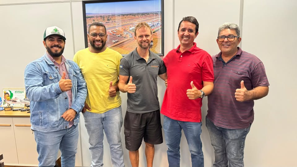Cicloturista da Bielorrússia é recebido pelo prefeito Rodrigo Freitas em Cassilândia